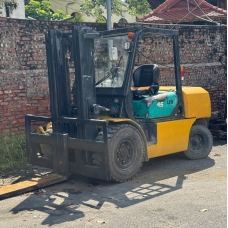 Xe nâng dầu cũ 4.5T, Komatsu FD45T-8 hàng Nhật Bãi chưa qua sử dụng tại Việt Nam,sản xuất năm 2005,mã xe TV.D069