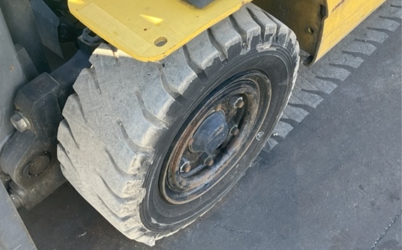 Nên chọn lốp đặc hay lốp hơi cho xe nâng trong kho xưởng?