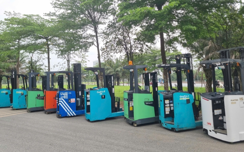 Xe Nâng Điện Đứng Lái Cũ – Giải Pháp Kinh Tế, Hiệu Quả Cho Doanh Nghiệp Vận Hành Kho Hàng Hiện Đại