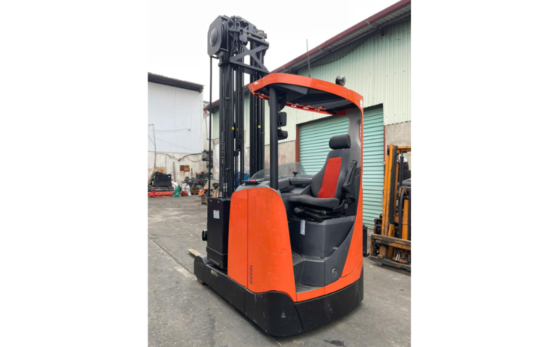 Xe nâng Reach Truck - Giải pháp tối ưu cho kho bãi hiện đại